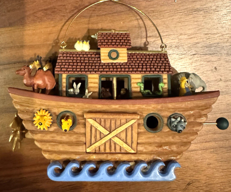 Hallmark 2004 Noah’s Ark Figurine Crank Moving Animals Nursery Faith Deco