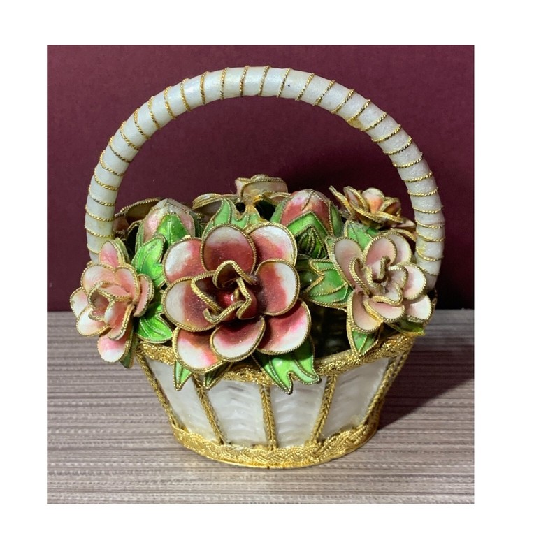 BEAUTIFUL COLORED BASKET OF FLOWERS MADE OF METAL – NO MARKINGS OR BRAND