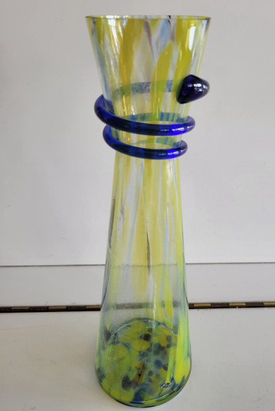 CLEAR PINCHED GLASS VASE YELLOW GREEN CONFETTI WITH COBALT BLUE APPLIED SWIRLS